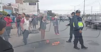 Comerciantes y transportistas bloquean Av. Pacfico.