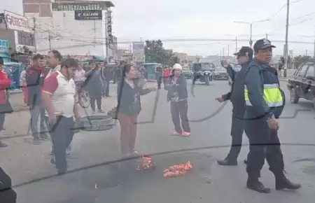 Comerciantes y transportistas bloquean Av. Pacfico.