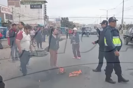 Comerciantes y transportistas bloquean Av. Pacfico.