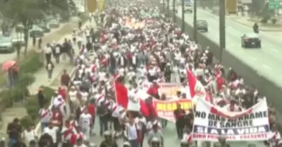 Miles de manifestantes coparon la Panamericana Norte hacia el Congreso.