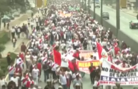 Miles de manifestantes coparon la Panamericana Norte hacia el Congreso.