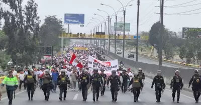 Una multitud de manifestantes se dirige al Centro de Lima.