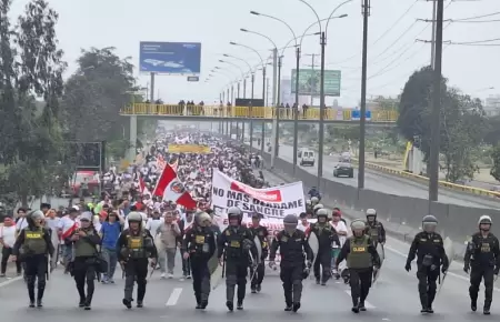 Una multitud de manifestantes se dirige al Centro de Lima.