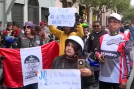 Motociclistas protestan frente al Congreso.