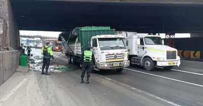 Camin de cervezas impacta contra puente Ricardo Palma.