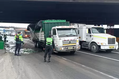 Camin de cervezas impacta contra puente Ricardo Palma.