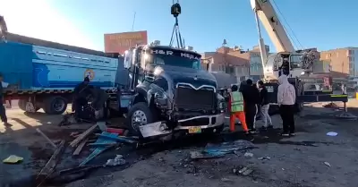 Choque de camin contra triler en va de Evitamiento, en Arequipa.