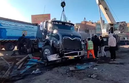 Choque de camin contra triler en va de Evitamiento, en Arequipa.