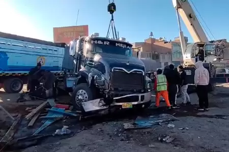 Choque de camin contra triler en va de Evitamiento, en Arequipa.