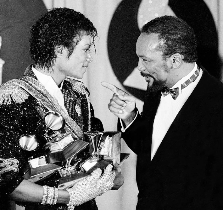 Quincy Jones y Michael Jackson en los premios Grammy de 1984.