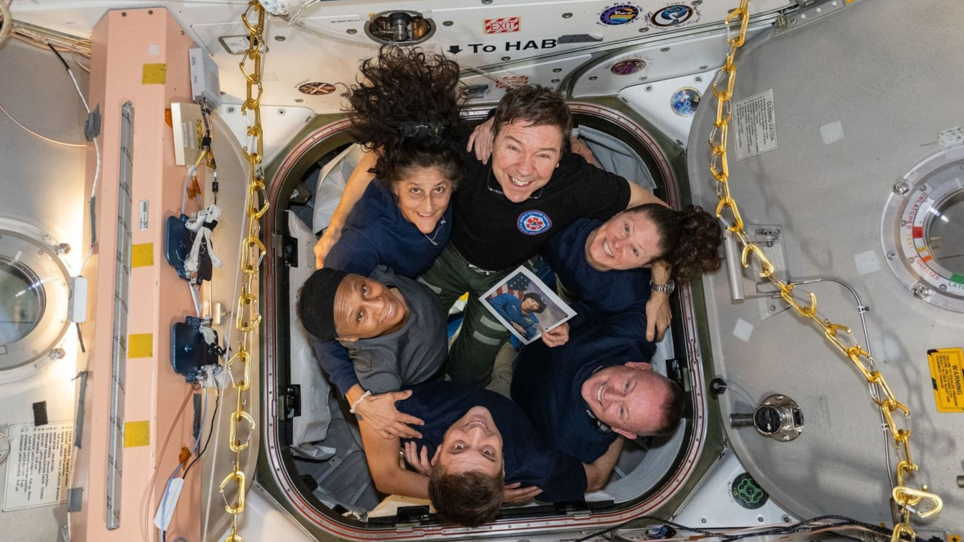 Astronautas podrían evacuar de la EEI ante amenaza.