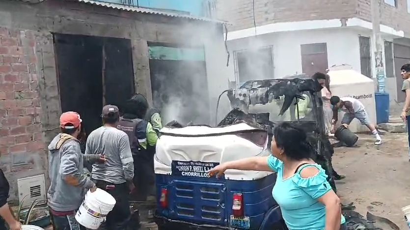 Serenazgo y vecinos auxiliaron a familia de una vivienda que fue afectada por el incendio de la moto.