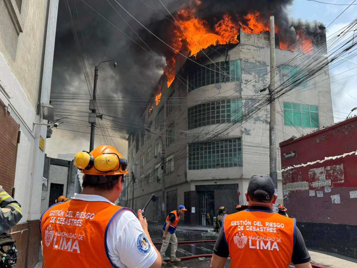 Incendio en el ltimo piso de edificio en Cercado, que segn Gestin del Riesgo de Desastres funcionara como almacn.