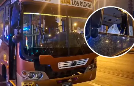 Balean bus de Sol de Oro con pasajeros a bordo, en Los Olivos.