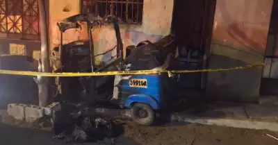 Sujetos incendian una mototaxi en Comas.