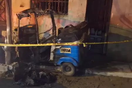 Sujetos incendian una mototaxi en Comas.