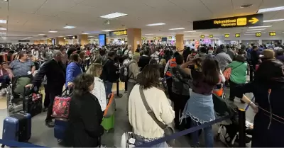 Pasajeros varados en Aeropuerto Jorge Chvez.