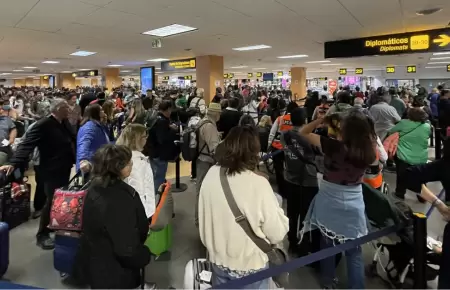 Pasajeros varados en Aeropuerto Jorge Chvez.