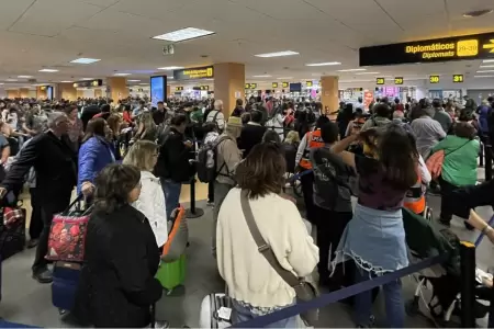 Pasajeros varados en Aeropuerto Jorge Chvez.