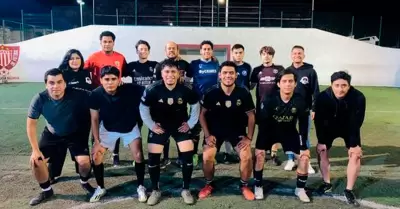 Joven forma equipo de ftbol con sus exnovios.