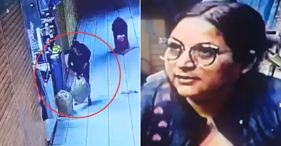 Mujer hurt prendas en su centro de trabajo.