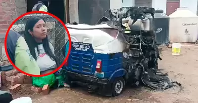 Mujer lanza bomba casera e incendia mototaxi de su pareja.