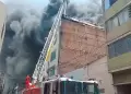 Reportan incendio nivel 3 cerca a colegio en Mesa Redonda: Bomberos intentan controlar fuego