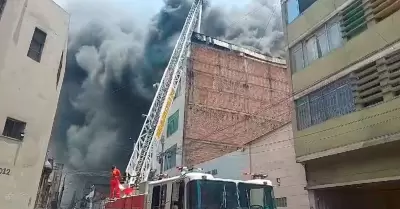 Reportan incendio de gran proporcin en Cercado de Lima.