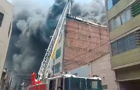 Reportan incendio de gran proporcin en Cercado de Lima.