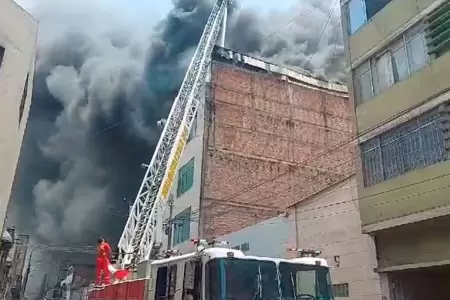 Reportan incendio de gran proporcin en Cercado de Lima.