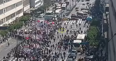 Un importante nmero de manifestantes intenta llegar al Congreso de la Repblica