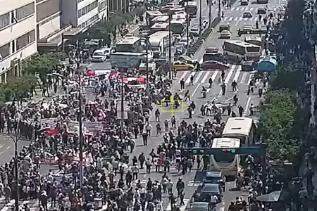 Un importante nmero de manifestantes intenta llegar al Congreso de la Repblica