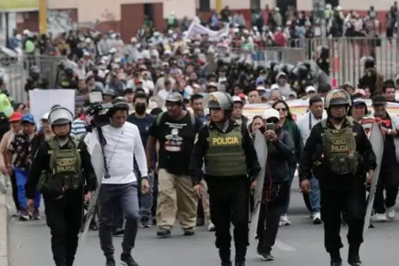 PNP denuncia agresiones contra efectivos durante paro.