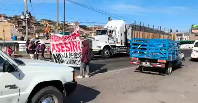 Manifestantes bloquean parcialmente la Panamericana Sur.