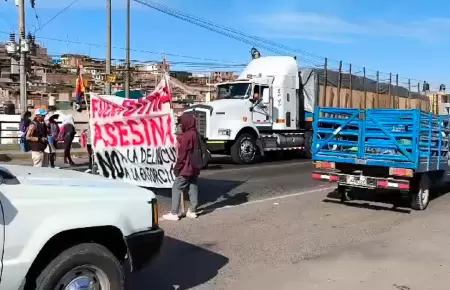 Manifestantes bloquean parcialmente la Panamericana Sur.