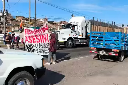 Manifestantes bloquean parcialmente la Panamericana Sur.