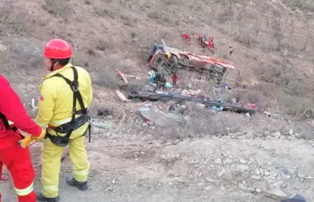 Accidente de trnsito deja cuatro fallecidos y varios heridos.