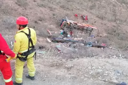 Accidente de trnsito deja cuatro fallecidos y varios heridos.