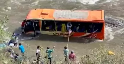 Bus cae al ro Puchka y deja una mujer fallecida.