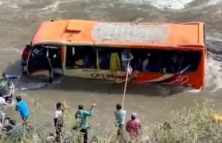 Bus cae al ro Puchka y deja una mujer fallecida.