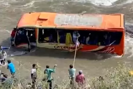 Bus cae al ro Puchka y deja una mujer fallecida.