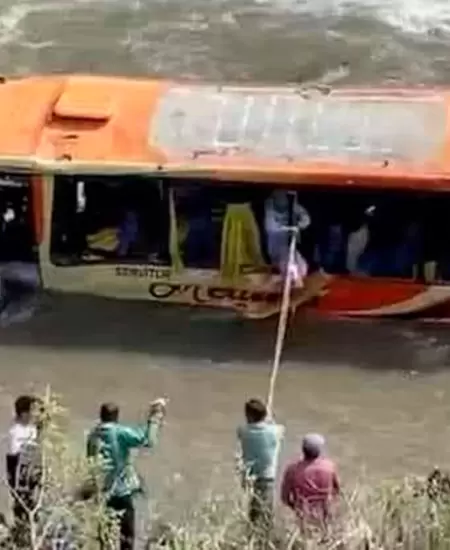 Bus cae al ro Puchka y deja una mujer fallecida.