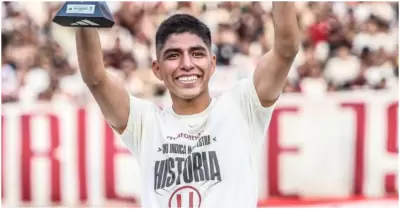 Piero Quispe recibe regalo de Universitario para su primera hija