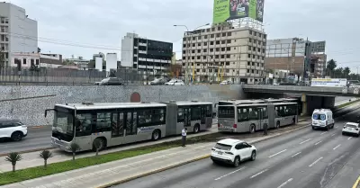 Carril del Metropolitano queda inhabilitado por triple choque.