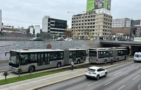 Carril del Metropolitano queda inhabilitado por triple choque.