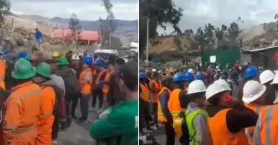 Mineros informales bloquean carretera.