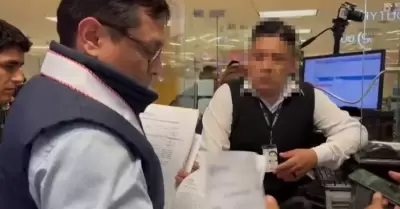 Detienen a inspector de Migraciones.