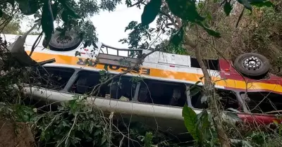 Autobs cae por barranco y deja al menos 17 fallecidos.