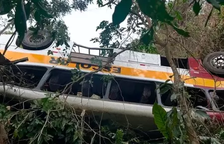 Autobs cae por barranco y deja al menos 17 fallecidos.