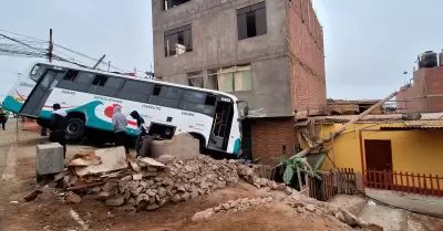 Bus se despista y queda empotrado en viviendas de Chorrillos.